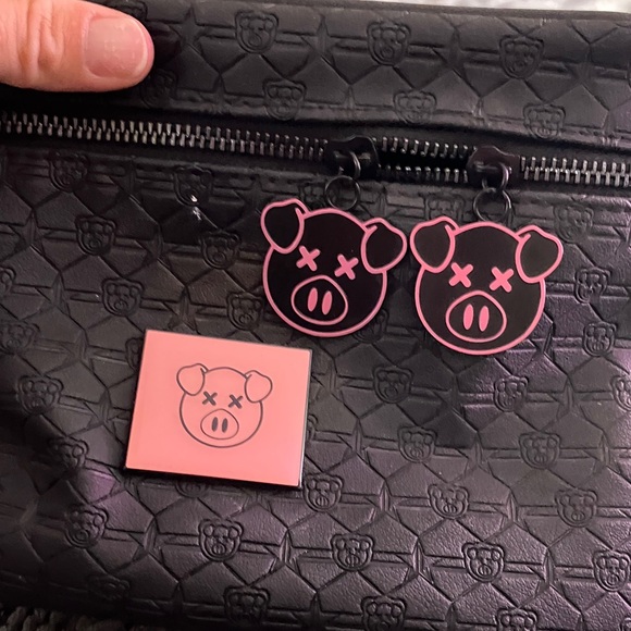 Jeffree star ⭐️ Black Patterned Cosmetic Bag with Pink pig Accents - Picture 2 of 5